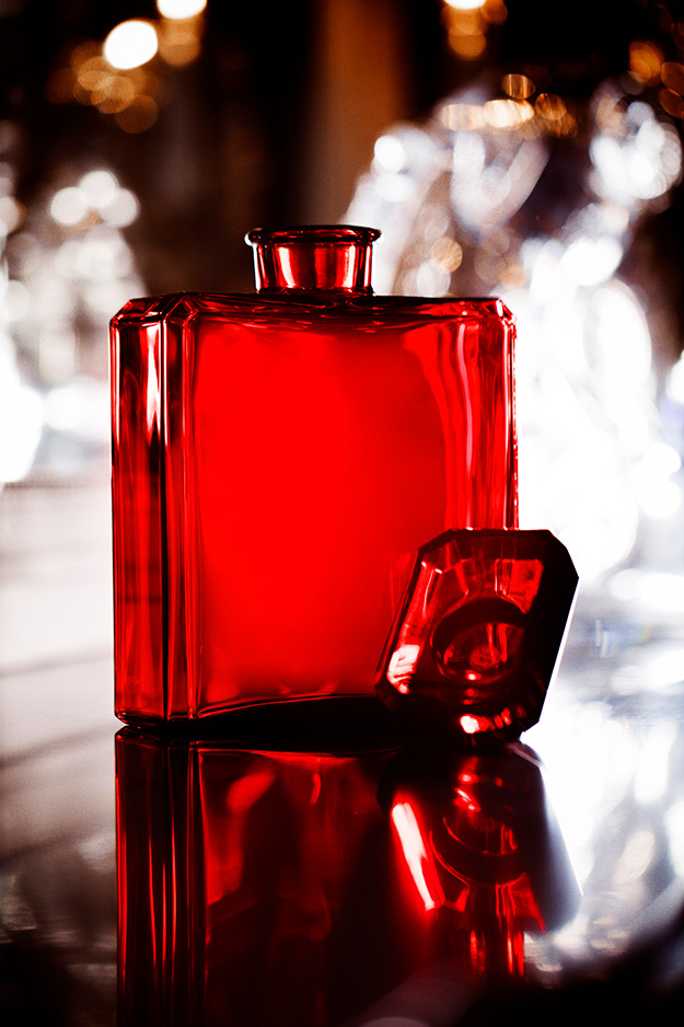 The iconic Chanel N°5 goes red (фото 1)
