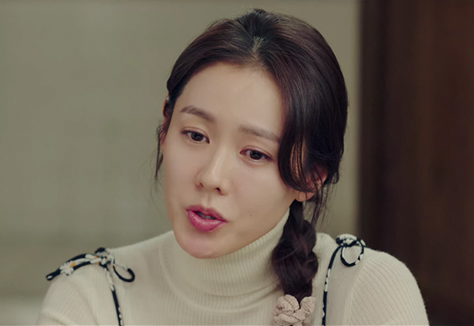 How Son Yejin Does Her Hair And Makeup In Crash Landing On You