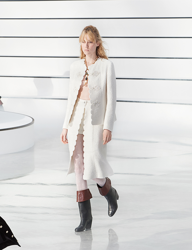 A look at Chanel’s artistic director Virginie Viard’s take on the iconic jacket so far (фото 20)