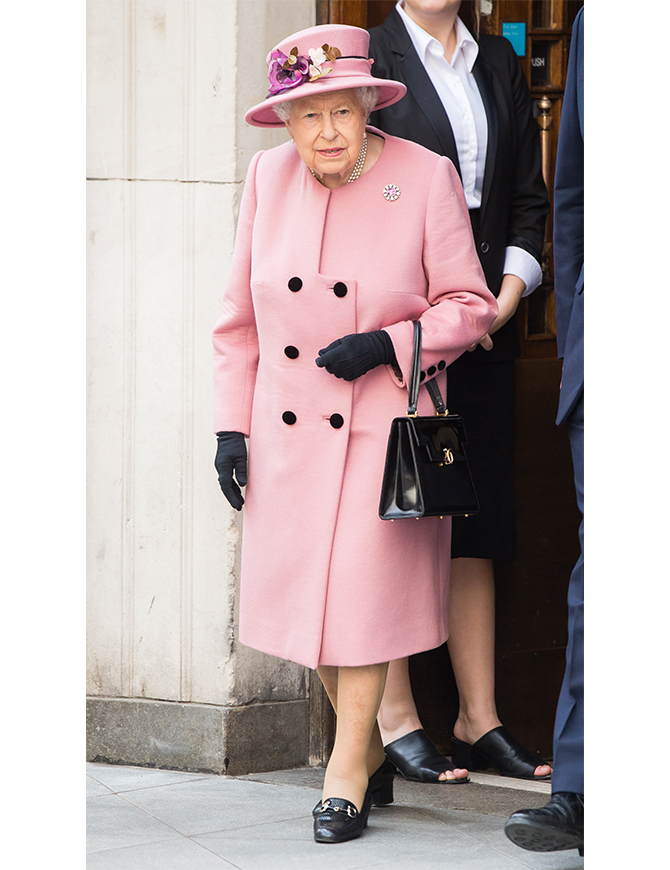 Rainbow royalty: Why Queen Elizabeth II is the icon of happy dressing (фото 2)