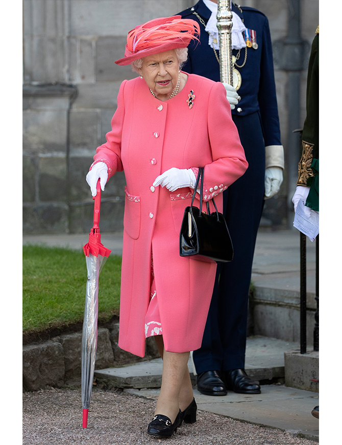 Rainbow royalty: Why Queen Elizabeth II is the icon of happy dressing (фото 7)