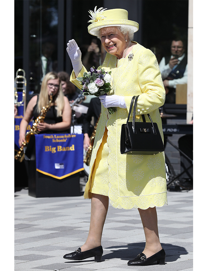 Rainbow royalty: Why Queen Elizabeth II is the icon of happy dressing (фото 5)