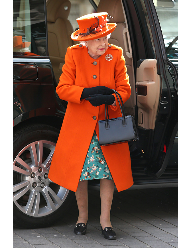 Rainbow royalty: Why Queen Elizabeth II is the icon of happy dressing (фото 11)