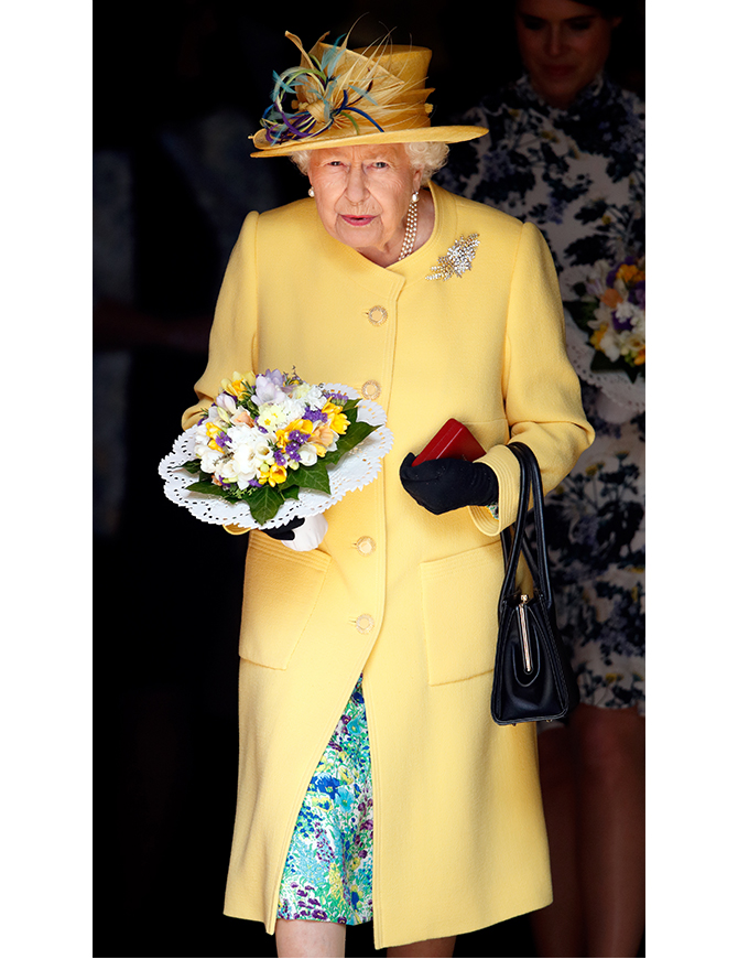 Rainbow royalty: Why Queen Elizabeth II is the icon of happy dressing (фото 12)