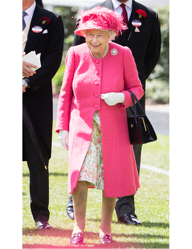 Rainbow royalty: Why Queen Elizabeth II is the icon of happy dressing (фото 17)