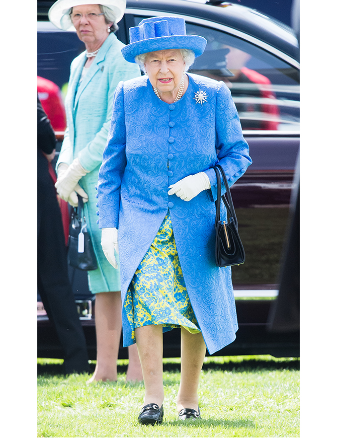 Rainbow royalty: Why Queen Elizabeth II is the icon of happy dressing (фото 16)
