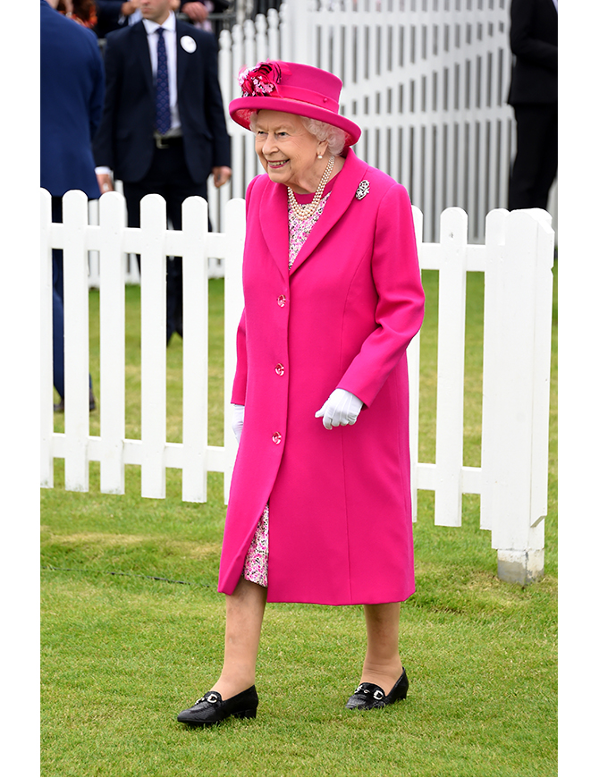 Rainbow royalty: Why Queen Elizabeth II is the icon of happy dressing (фото 18)