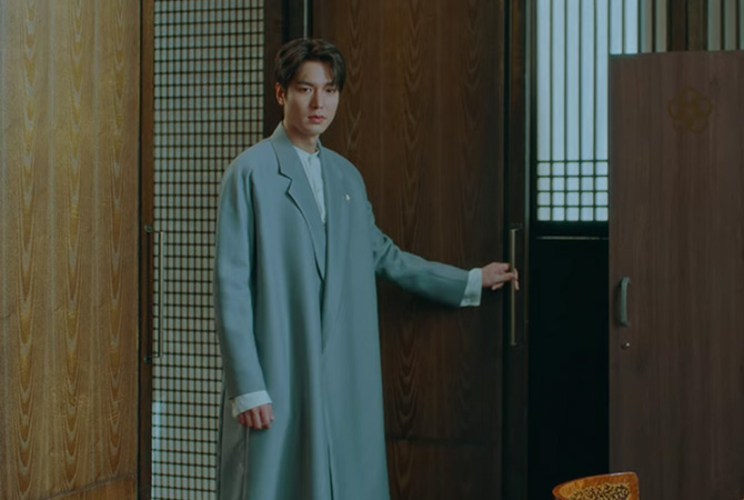 Style ID: All the designer outfits Lee Min Ho wore in ‘The King: Eternal Monarch’—complete (фото 80)