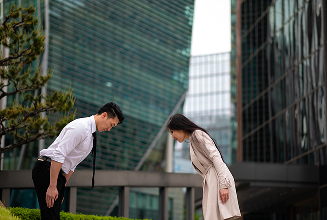 10 Safe ways to greet and communicate in person without touching—for the "New Normal" (фото 2)