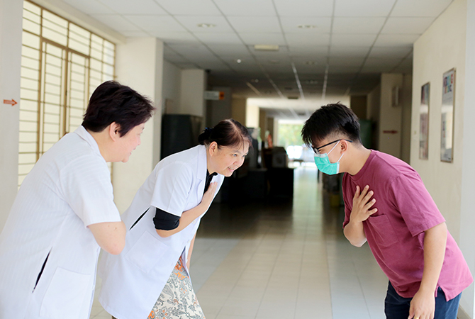 10 Safe ways to greet and communicate in person without touching—for the "New Normal" (фото 6)
