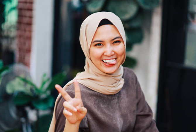 10 Safe ways to greet and communicate in person without touching—for the "New Normal" (фото 10)