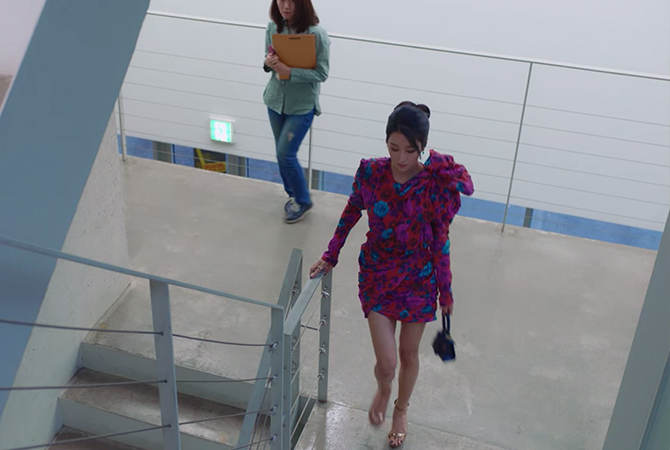 Style ID: The luxury brands behind Seo Ye-Ji’s fashionable outfits on ‘It’s Okay To Not Be Okay’ (фото 12)