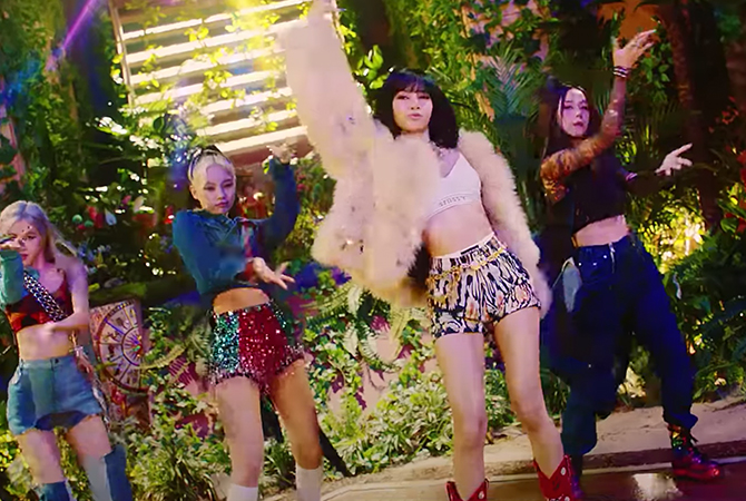 Style ID: Everything Blackpink wore in the ‘How You Like That' music video (фото 9)