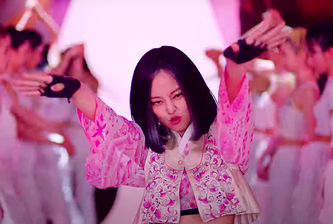 Style ID: Everything Blackpink wore in the ‘How You Like That' music video (фото 53)