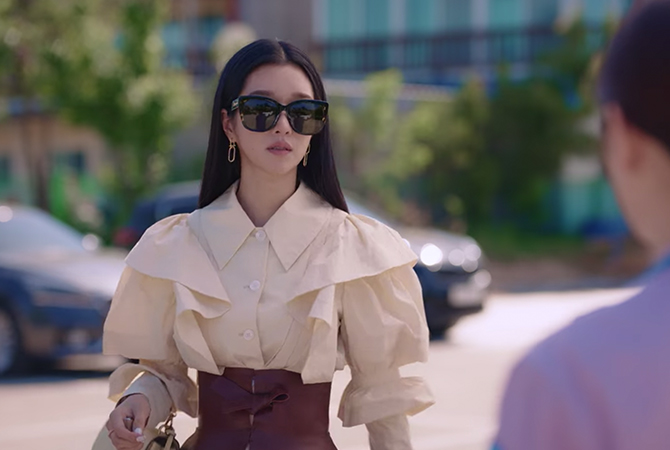 Style ID: The luxury brands behind Seo Ye-Ji’s fashionable outfits on ‘It’s Okay To Not Be Okay’ (фото 27)