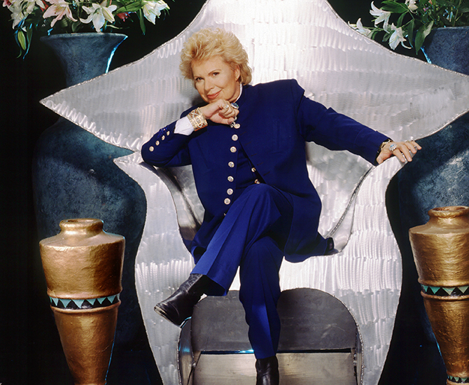 Get to know Walter Mercado—the legendary astrologer from 'Mucho Mucho Amor' on Netflix (фото 8)