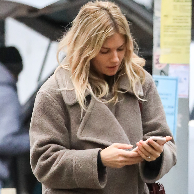 The lowdown on the most stunning celebrity engagement rings of 2020 (фото 2)
