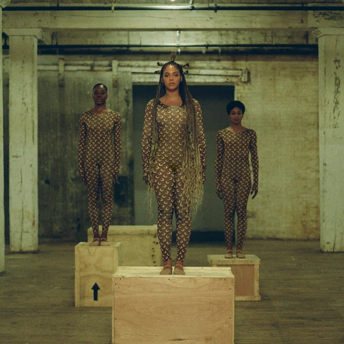 All the head-turning fashion moments from Beyoncé's 'Black Is King' visual album (фото 8)