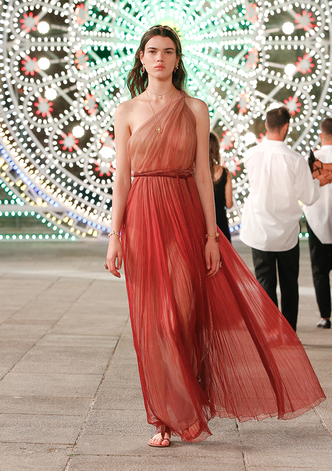 How to indulge your wanderlust in your own city, according to these 8 Resort 2021 collections (фото 37)