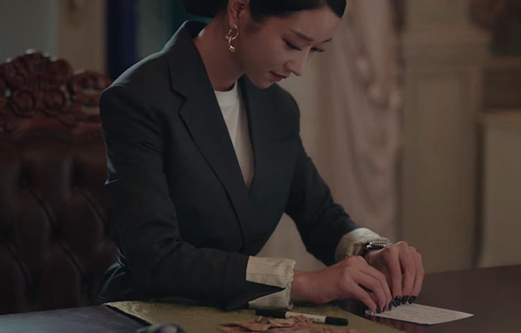 A guide to Seo Ye-Ji’s enviable watches and jewellery collection in ‘It’s Okay To Not Be Okay’ (фото 25)