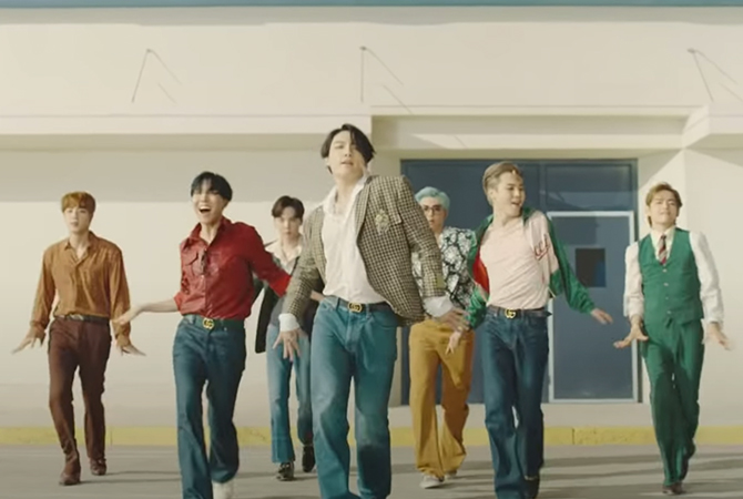 Style ID: BTS' best ensembles in the 'Dynamite' music video (фото 20)