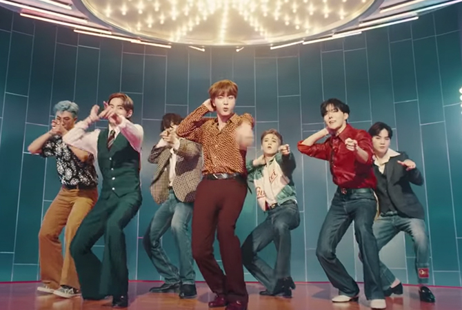Style ID: BTS' best ensembles in the 'Dynamite' music video (фото 11)