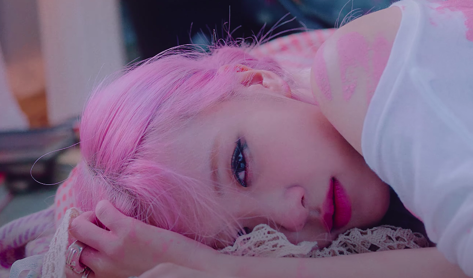 Heartbreak, but make it fashion: How to deal with a breakup according to Blackpink's music video 'Lovesick Girls' (фото 3)
