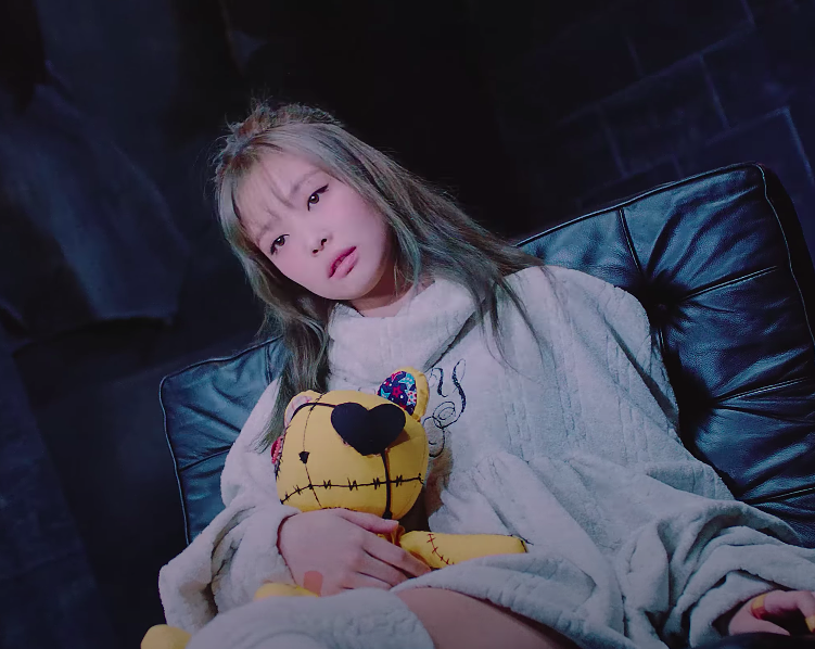 Heartbreak, but make it fashion: How to deal with a breakup according to Blackpink's music video 'Lovesick Girls' (фото 4)