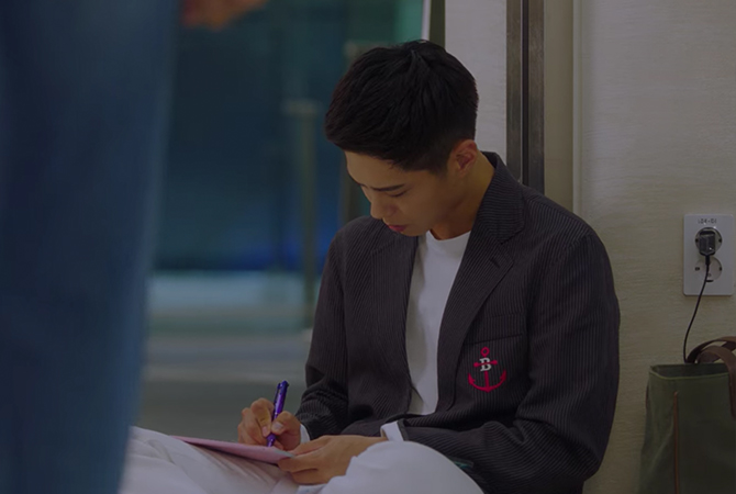 Style ID: The lowdown on Park Bo Gum’s trendy looks in ‘Record of Youth’—complete (фото 59)