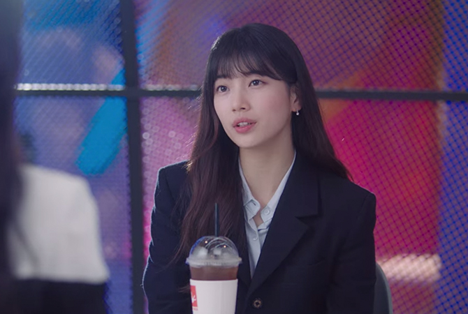 Style ID: The Korean fashion labels (and the luxury handbags) spotted on Bae Suzy in ‘Start-Up’ (фото 1)