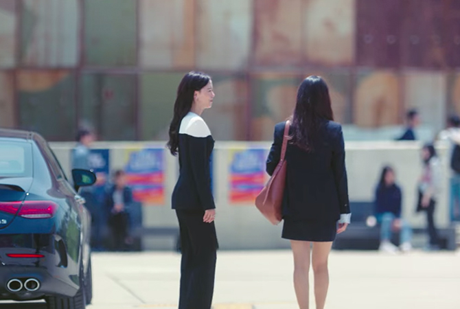 Style ID: The Korean fashion labels (and the luxury handbags) spotted on Bae Suzy in ‘Start-Up’ (фото 2)