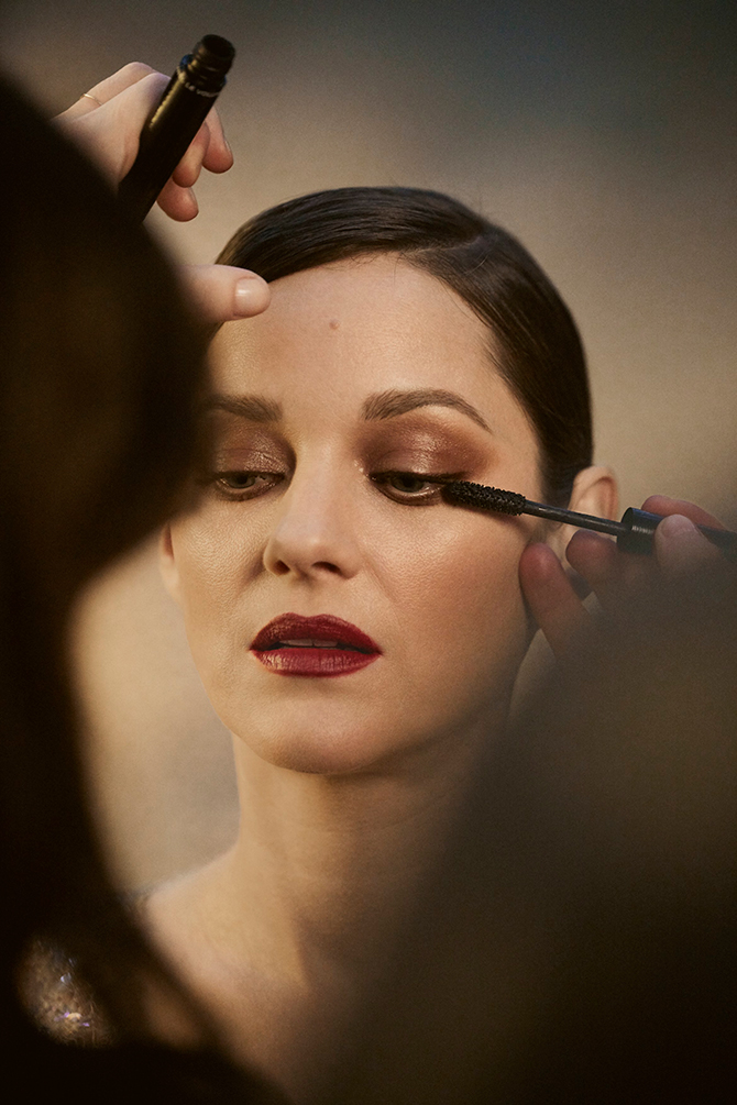 The new Chanel No. 5 campaign starring Marion Cotillard is a joyful love  story