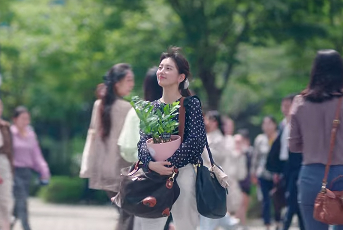 Style ID: The Korean fashion labels (and the luxury handbags) spotted on Bae Suzy in ‘Start-Up’ (фото 25)