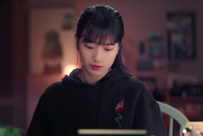 Style ID: The Korean fashion labels (and the luxury handbags) spotted on Bae Suzy in ‘Start-Up’ (фото 35)