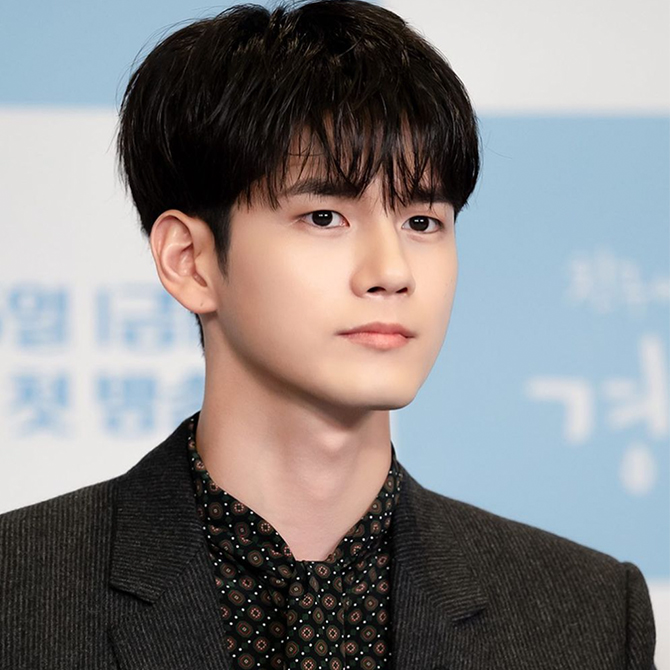 The trendiest Korean men's hairstyles of 2020, as seen on Park Seo-joon