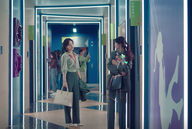 Style ID: The Korean fashion labels (and the luxury handbags) spotted on Bae Suzy in ‘Start-Up’ (фото 43)
