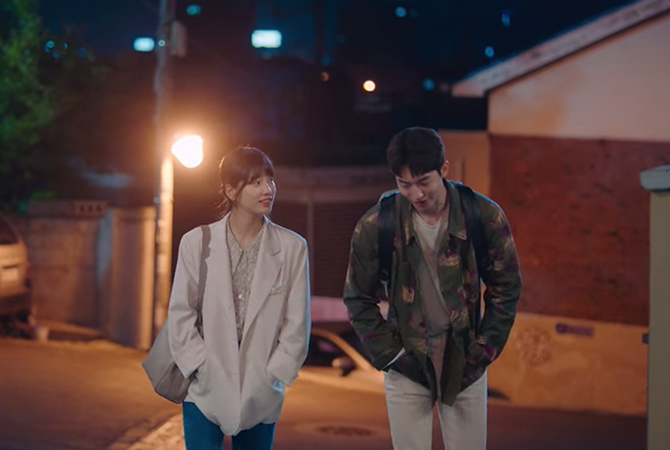 Style ID: The Korean fashion labels (and the luxury handbags) spotted on Bae Suzy in ‘Start-Up’ (фото 48)
