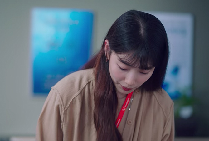 Style ID: The Korean fashion labels (and the luxury handbags) spotted on Bae Suzy in ‘Start-Up’ (фото 71)