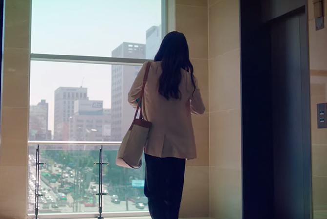 Style ID: The Korean fashion labels (and the luxury handbags) spotted on Bae Suzy in ‘Start-Up’ (фото 63)