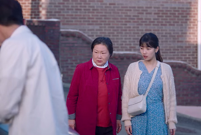 Style ID: The Korean fashion labels (and the luxury handbags) spotted on Bae Suzy in ‘Start-Up’ (фото 79)