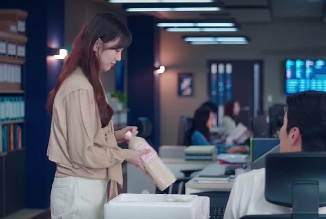 Style ID: The Korean fashion labels (and the luxury handbags) spotted on Bae Suzy in ‘Start-Up’ (фото 72)