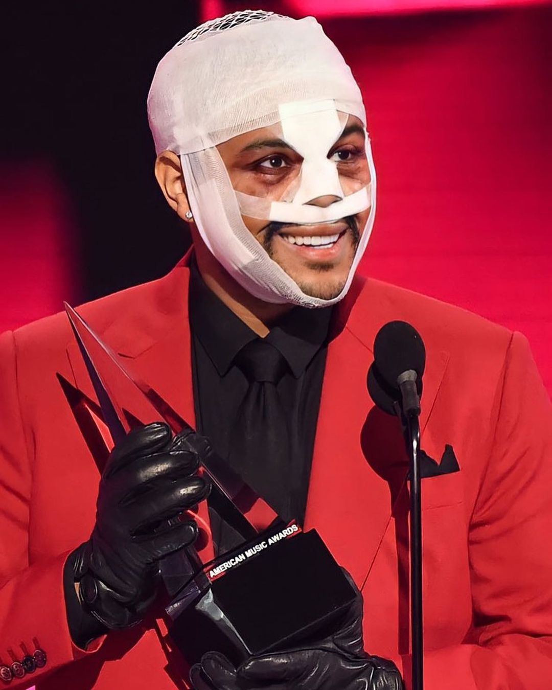 American Music Awards 2020: What happened to The Weeknd's face? Plus, the best beauty moments from the evening (фото 1)