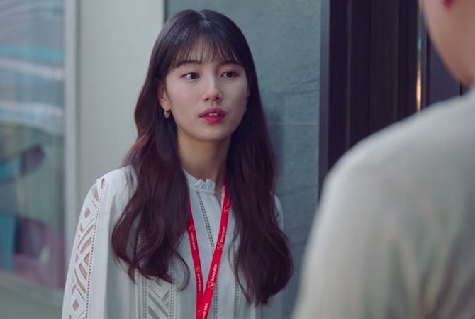 Style ID: The Korean fashion labels (and the luxury handbags) spotted on Bae Suzy in ‘Start-Up’ (фото 94)