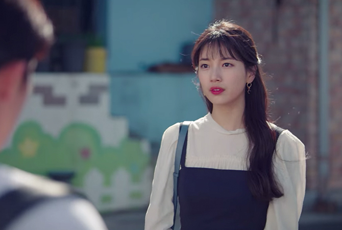 Style ID: The Korean fashion labels (and the luxury handbags) spotted on Bae Suzy in ‘Start-Up’ (фото 102)