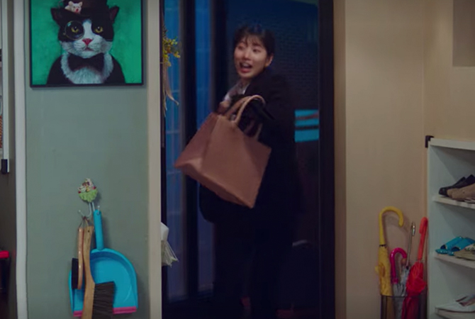 Style ID: The Korean fashion labels (and the luxury handbags) spotted on Bae Suzy in ‘Start-Up’ (фото 92)
