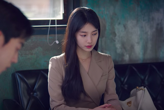 Style ID: The Korean fashion labels (and the luxury handbags) spotted on Bae Suzy in ‘Start-Up’ (фото 126)