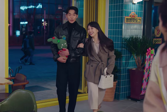 Style ID: The Korean fashion labels (and the luxury handbags) spotted on Bae Suzy in ‘Start-Up’ (фото 139)