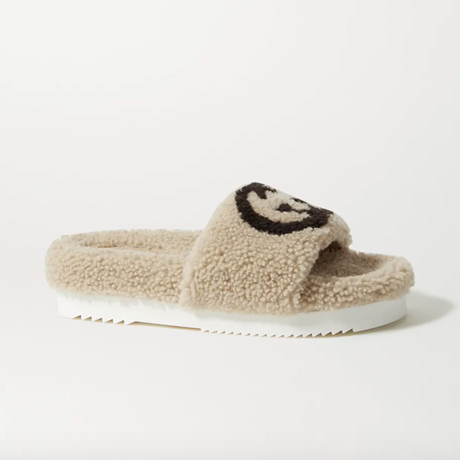 Fuzzy slippers are the only shoes we’ll be wearing for the rest of 2021 (фото 1)