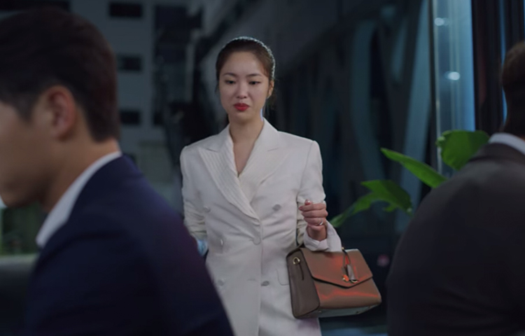 Style ID: Jeon Yeo Bin’s power dressing in ‘Vincenzo’ (фото 49)