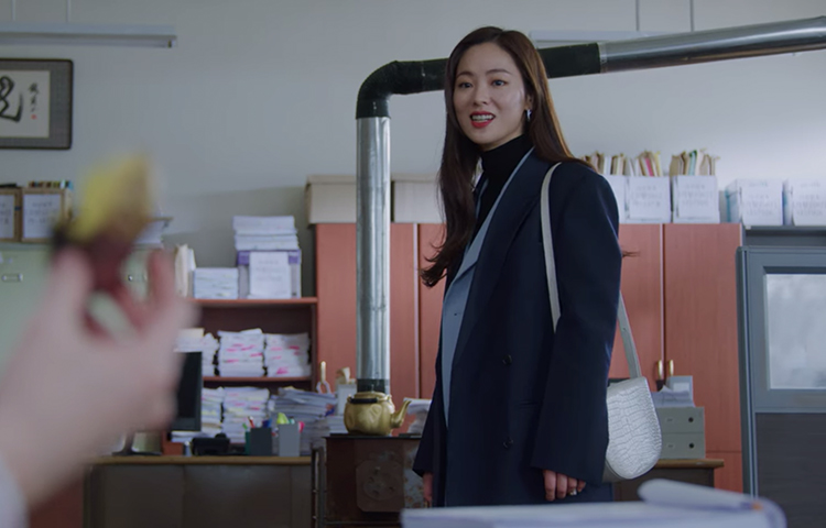 Style ID: Jeon Yeo Bin’s power dressing in ‘Vincenzo’ (фото 92)